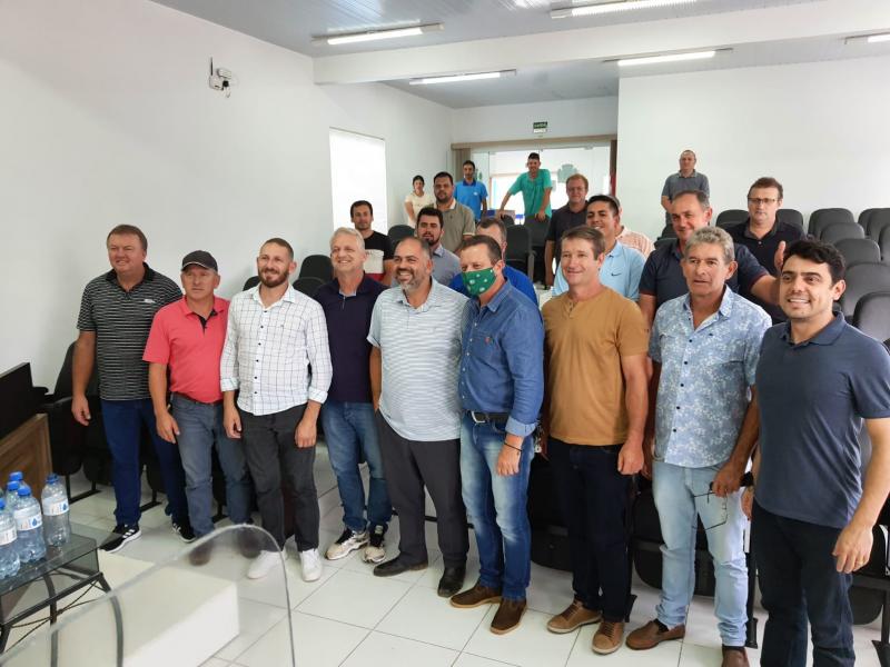 DEPUTADO ARTAGÃO JR, PREFEITO, VICE-PREFEITO E VEREADORES DE CRUZ MACHADO PARTICIPAM DE REUNIÃO NA SEDE DO PODER LEGISLATIVO DE INÁCIO MARTINS